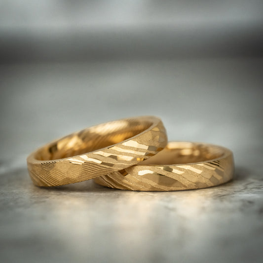 SOLIS EDGE 4 - 4mm facettierter Gold Damaszenerstahlring