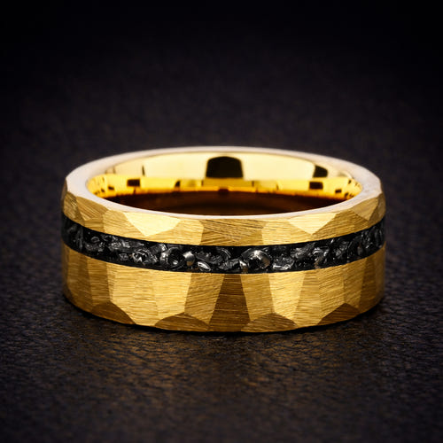 TITAN VEIN - Bague en tungstène doré martelé avec incrustation d'obsidienne noire