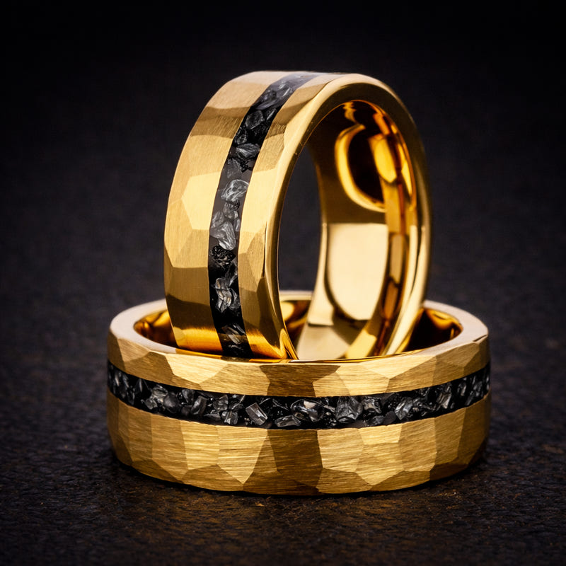 TITAN VEIN – Gehämmerter Wolframring aus Gold mit schwarzer Obsidian-Einlage
