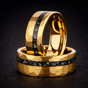 TITAN VEIN – Gehämmerter Wolframring aus Gold mit schwarzer Obsidian-Einlage