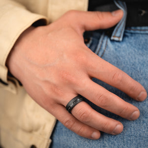 Schattenader – Ring aus geschwärztem Wolfram mit zertrümmertem Meteorit