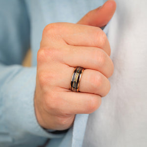 AURORA FORGE – Dunkelroter Opal-Meteoriten-Wolframring mit 24K Goldflocken