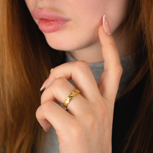 SOLIS EDGE 4 - 4mm Faceted Gold Damascus Steel Ring