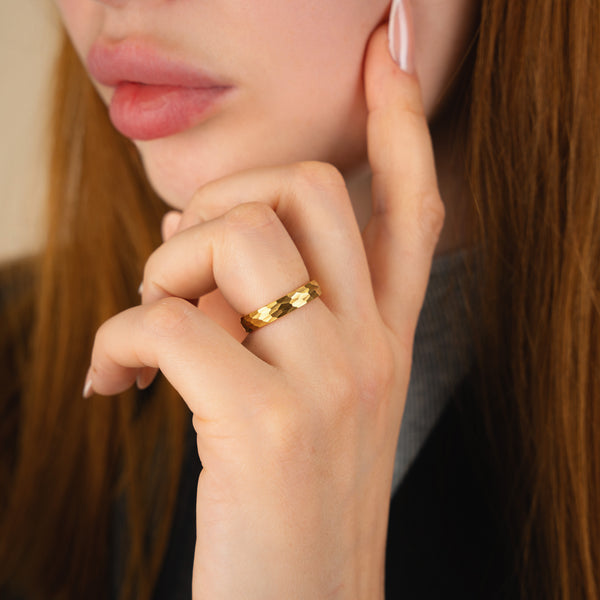 AURUM EDGE - 4mm Hammered Tungsten Ring