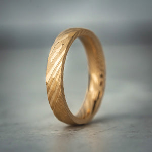 SOLIS EDGE 4 - 4mm facettierter Gold Damaszenerstahlring