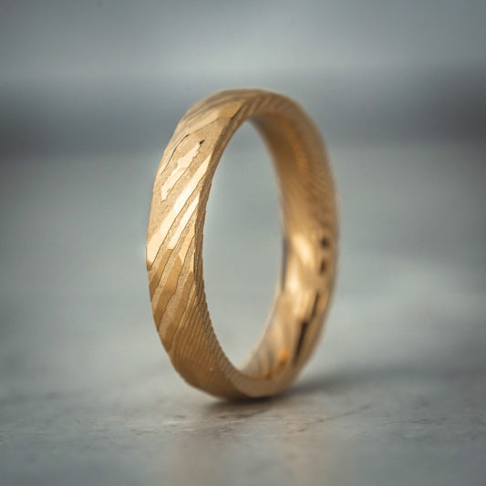 SOLIS EDGE 4 - 4mm facettierter Gold Damaszenerstahlring