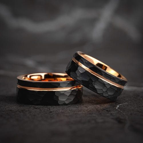 OBSIDIAN FORGE – Schwarz gehämmerter Wolframring mit rotgoldenen Akzenten