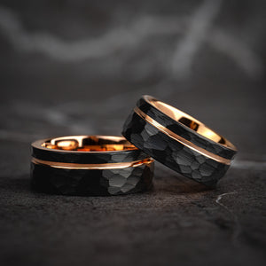 OBSIDIAN FORGE – Schwarz gehämmerter Wolframring mit rotgoldenen Akzenten