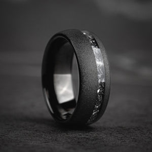 Schattenader – Ring aus geschwärztem Wolfram mit zertrümmertem Meteorit