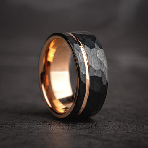 OBSIDIAN FORGE – Schwarz gehämmerter Wolframring mit rotgoldenen Akzenten