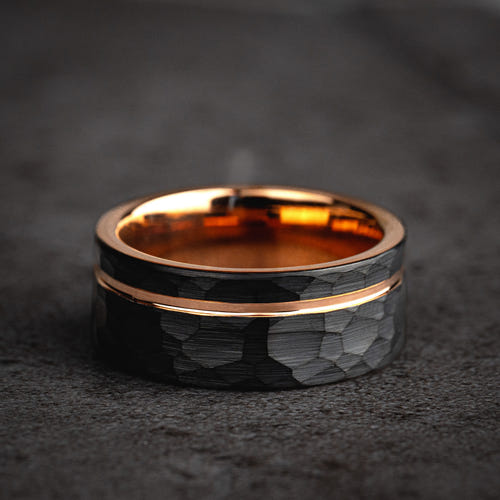 OBSIDIAN FORGE – Schwarz gehämmerter Wolframring mit rotgoldenen Akzenten
