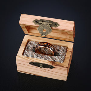AURORA FORGE – Dunkelroter Opal-Meteoriten-Wolframring mit 24K Goldflocken
