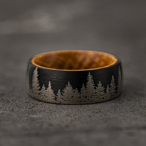 HIDDEN FOREST - Wolframring aus Whiskyfassholz